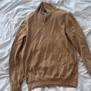 Brun APC sweatshirt. M med en slimfit