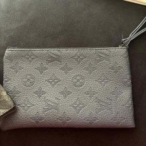 Marinblå Väska  - Väska i marinblå, kan användas som en necessär eller en liten väska 