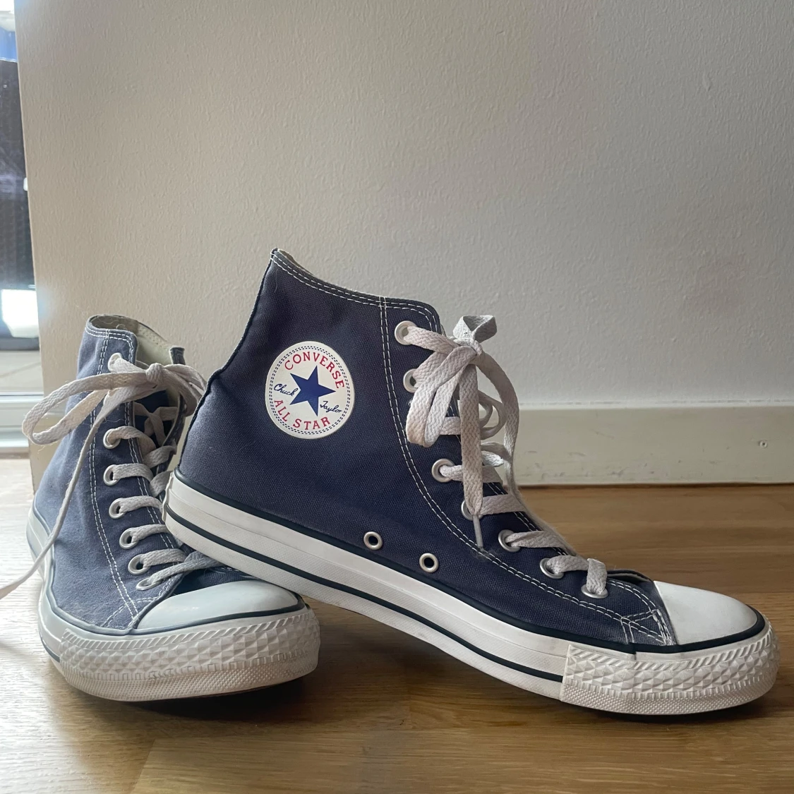 Mörkblå Converse