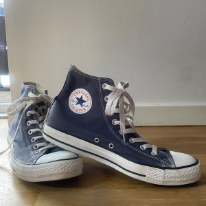 Mörkblå Converse - Endast använd ett par gånger, storlek 42. Priset kan ändras vid önskemål  
