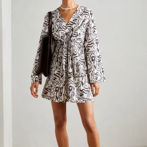 Mönstrad klänning stl xs - Superfin klänning köpt från Zalando. ⭐️Lapparna kvar och endast provad! Aningens för kort för mig som är 173 cm så därför den säljs - förövrigt superfin och bra passform🙌🏼Nypris: 499 kr