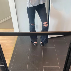 Snygga Dr denim jeans - Säljer dessa coola jeans från dr denim i storlek L/32. De är sparsamt använda därav nyskick! Snygga slitningar vid knäna! Säljer pga för tighta för mig, växt ur💗