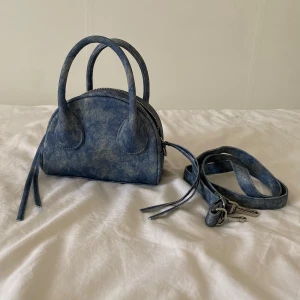 mini handväska  - Helt ny denim mini handväska aldrig använt. Den kommer med en axelrem som kan justeras eller tas bort. Meddela mig vid frågor eller om mer bilder önskas ;) 🪩