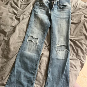 Low waist jeans från nelly  - Helt nya low waist jeans från nelly, i storlek 38, ej använt bara testat dem. 