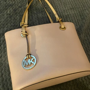 Michael kors väska  - En baby rosa micheal kors väska i bra skick, använd ett fåtal gånger