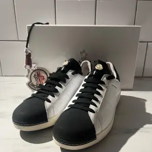 Säljer dessa eleganta Moncler skor som är i super bra skick för 3999kr!🤩  Skorna är i storlek 42 men passar även 41. Använda 2 gånger. Finns fler bilder och verifikations kod på att de är äkta. Pris kan diskuteras, hör av dig vid frågor!