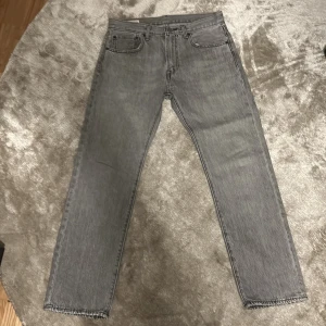 Gråa Levi’s 511 jeans - Säljer dessa riktigt snygga Levis 511! Skicket är 10/10 och är storlek 31 W och 32 L. Säljer pga att jag inte har någon användning av dessa. Köpta för 1,2. Pris kan diskuteras och tveka inte att ställa frågor!!!!🫡
