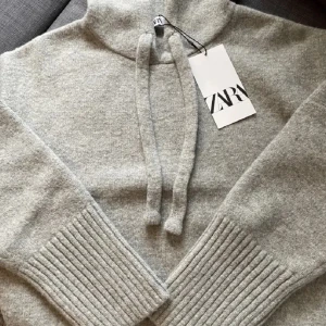 Zara hoodie  - As snygg och aldrig använd förut, perfekt inför hösten o sticks inte alls 🙈