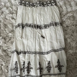 Långkjol - Vit långkjol från Zara med brodyrer, knappt använd så som ny❤️
