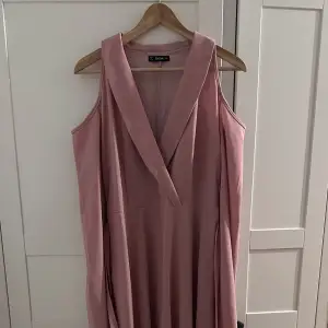 Long pink dress with long half-open sleeves and an open shoulder, size M One time wear 