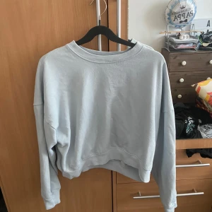 Ljus blå sweatshirt  - En blå tjocktröja som är croppad, från lager 157. Använd kanske 5-6 gånger av mig sen jag köpte den på lager. Storlek Xs-S