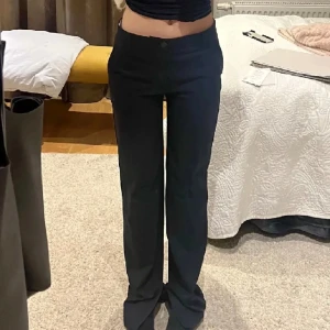 Zara lowwaist kostymbyxor - Så snygga! I mycket fint begagnat skick! Nypris är cirka 500. De är marinblå och så sjukt sköna. De har fickor fram