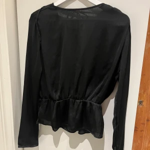 Svart blus  - Jättefin svart blus!💕Jätte bra kvalitet och endast använd en gång. Skriv för fler bilder eller frågor💗