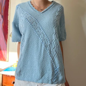 Stickad T-shirt  - Stickad t shirt köpt second hand, men använts en gång💕