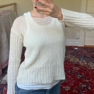 Jättesöt hemmastickad tröja - Passar storlek s men lite stretchig🫶då den är hemmastickad har garnet dragits ut på vissa ställen (se bild). Perfekt hösttröja i ull - lite stickig så undertröja kanske behövs om du är känslig 🫶🫶