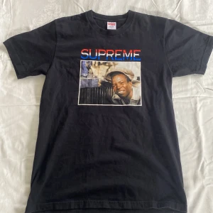 Supreme t-shirt - Fettaste supreme t-shirten någonsin. Graphicen är en grabb bredvid en rolls Royce. Säljer tyvärr för den är för stor för mig😢.  Passar tjejer och grabbar. 