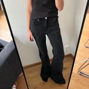Raka långa vida jeans - Flare modell från mango. 173 cm lång!