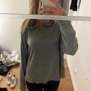 grå stickadhoodie - grå stickad hoodie strl S💓inge tecken av användning