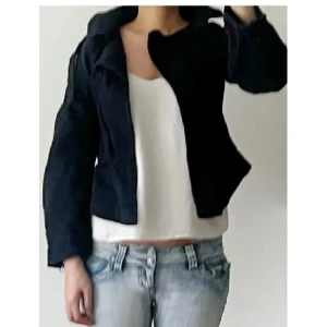 Jacka med broderade detaljer - Mörkblå jacka med broderier från H&M conscious exclusive kollektionen, säljer pga den är för liten, använd ett fåtal gånger så i bra skick, storlek 34. Använd gärna KÖP NU om du vill köpa.
