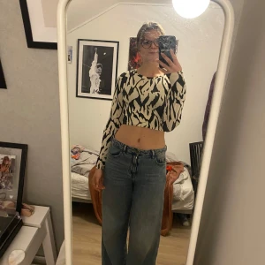 Svart vit långärmad tröja - Snygg långärmad tröja i svart o vit, bra skick o är i storlek m, från hm