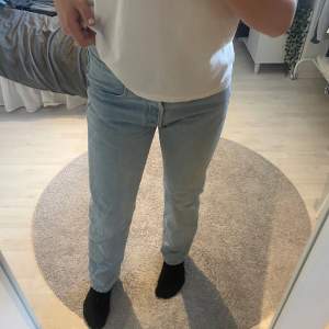 Supersnygga midwaist Levis jeans i modellen 501. Raka i benen och inga defekter. Storlek 29/32