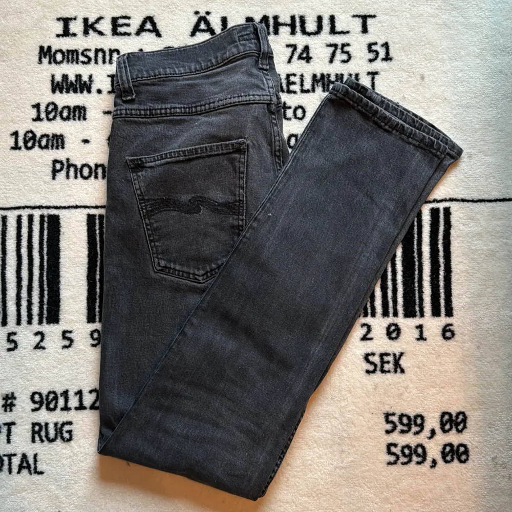 Säljer nu dessa Nudie Jeans, modellen är Grim Tim | Fint skick | Storlek 31/32 | Nypris: 1600kr, mitt pris: endast 449kr! | Hör av dig vid frågor eller funderingar 👊🏼. Jeans & Byxor.