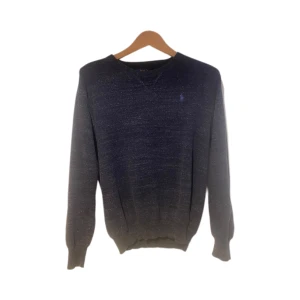 Ralph Lauren tröja - Säljer denna feta stickade Ralph Lauren tröja i fint skick, storlek s men passar även mig som vanligtvis bär m. Kom privat för frågor😀