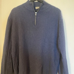 John Henric stickad zip-tröja - Säljer min blåa stickade John Henric ziptröja