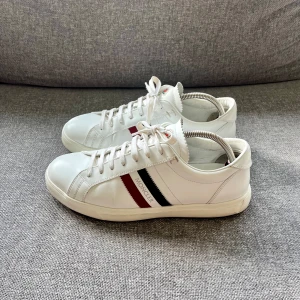 Moncler Sneakers - Säljer ett par sköna Moncler skor. Fint skick, endast skorna. Hör av er vid funderingar.