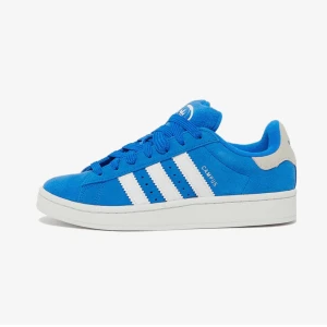 Blå Adidas Campus 00 - Använda fåtal gånger (ca 5 gånger mest i inomhus klimat), köpta för 1699 kr De passar en normal st 38. Kan skicka egen bild vid intresse! 