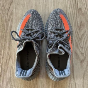 Yeezy Boost 350 V2 - ”Beluga Reflective” - Yeezy Boost 350 V2 - ”Beluga Reflective” - Använt 1-2 gånger, så gott som nya. - Strlk: EUR 43, US 9 - Inköpt från SNS för 2499kr - Säljes för 1500 kr - Originallåda finns tyvärr inte kvar - Finns i Göteborg men kan frakta 