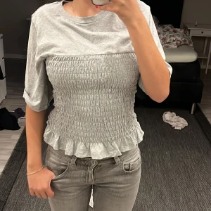 Trendig HM t-shirt  - Tyvärr passar den inte mig längre, men har väldigt stretchig material. Passar både M och L ❤️