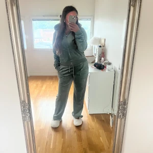 Juicy dress - Hej, jag säljer min ljusgröna juicy dress som som är i väldigt fint skick använd fåtal gånger, säljer pga för stor storlek och kommer ej till användning. Inga hål eller andra problem. Skriv i chatten vid intresse.