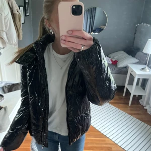 Glansig dunjacka - Tryck inte på köp nu!  Jag säljer nu min glansiga dunjacka från Nelly. Den är använd ett fåtal gånger, men jackan är i nyskick! Nypris 799. Priset nu går att diskutera. 
