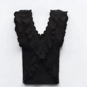 Zara stickad volang topp💕 - Jättefin populär topp som är slutsåld på zara💕 använt som mest 4 ggr och inte mer då jag inte tycker den är något jag passar i💕