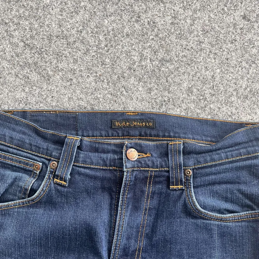 Marinblå Nudie Jeans | Utmärlt skick | Midjemåttet ligger på 37 och längden 105 | Fraktas spårbart via PostNord och instabox | . Jeans & Byxor.