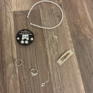 Pärlsmyckeset med diadem, örhängen och halsband - Mysterie gift, säljer mistery gift med tema silver smycken samt accessoarer. Obs liten sneak peak på bilden innehåller mer än det. Värde av allt 500kr