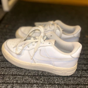Nike Air Force 1 - Säler ett par Nike Air Force 1 skor i väldigt bra skick då de har endast används 3 gånger. De är både bekväma och fina. Säljs pga ingen använding kontakta mig för ytterligare information!