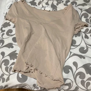  t shirt - begie med kort ärmad och lite mag tröja aktigt