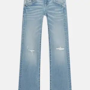 Jätte fina jeans från Gina Tricot Young!! De är helt slutsålda överallt. Aldrig använt de. Orginal priset är 349kr!  Det går även att byta mot något. Skriv innan ni köper !!!!❤️