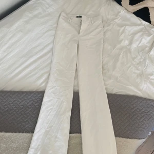 Vita kostymbyxor  - Jättefina vita kostymbyxor som inte kommer till användning💕 använda en gång, smutsen längst ner går bort i tvätten🥰🥰