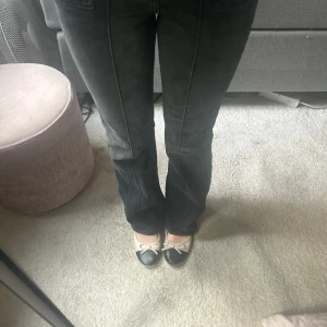 Svarta jeans💘 - Snygga jeans från HM i storlek 34💕 Väldigt bra skick! 