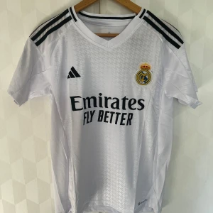 Real Madrid HemmaKit 24/25 - Säljer denna Real Madrid tröja billigt! Nypris är ca 1100kr. Storlek S. Aldrig använd💪