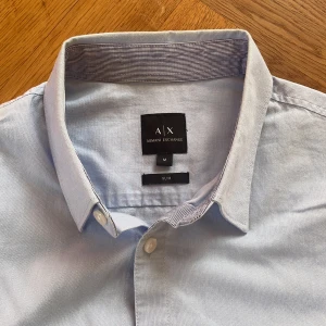 Oxford skjorta i bra skick - Armani Armani Exchange ljusblå Oxford skjort. Klassisk och tidlös. Smal passform