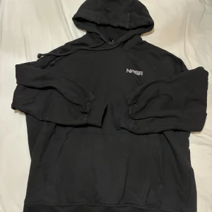 Hoodie  - En nasa hoddie med ett coolt tryck på baksidan, nästan aldrig använd 