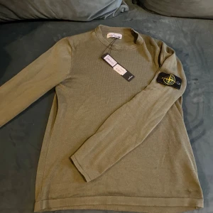 Stone Island tröja - Säljer nu denna riktigt feta stone island crew neck i storlek S. Välldigt fint skick, tagen + kvitto finns. Ny pris: 2899kr, Mitt pris: 899kr. Hör av er vid minsta fundering:)