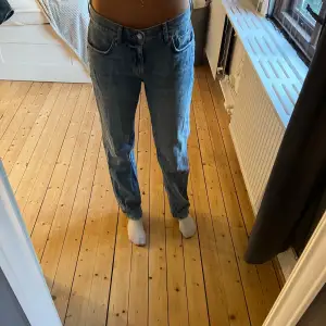 Ett par Lågmidjade straight jeans från Gina Tricot i storlek 38.