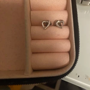 Hjärtformade silver örhängen  - Säljer då jag nyligen bytte till guld Bra kvalite. Skriv för fler frågor💕