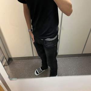 Säljer nu mina nästan oanvända replay jeans eftersom jag inte använder dem. Perfekt skick utan defekter och de sitter perfekt på mig som är 184cm. Skriv om ni har frågor! Mvh Charlie