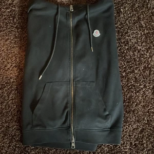 Moncler tröja. Buda! - Säljer min moncler tröja. Bra skick! Storlek XL men sitter som en S